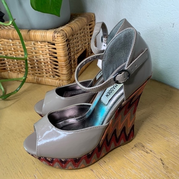 Steve Madden Tan Faux Leather Wedges With Patterned Embroidered Bottoms Size 6.5 - Picture 5 of 11